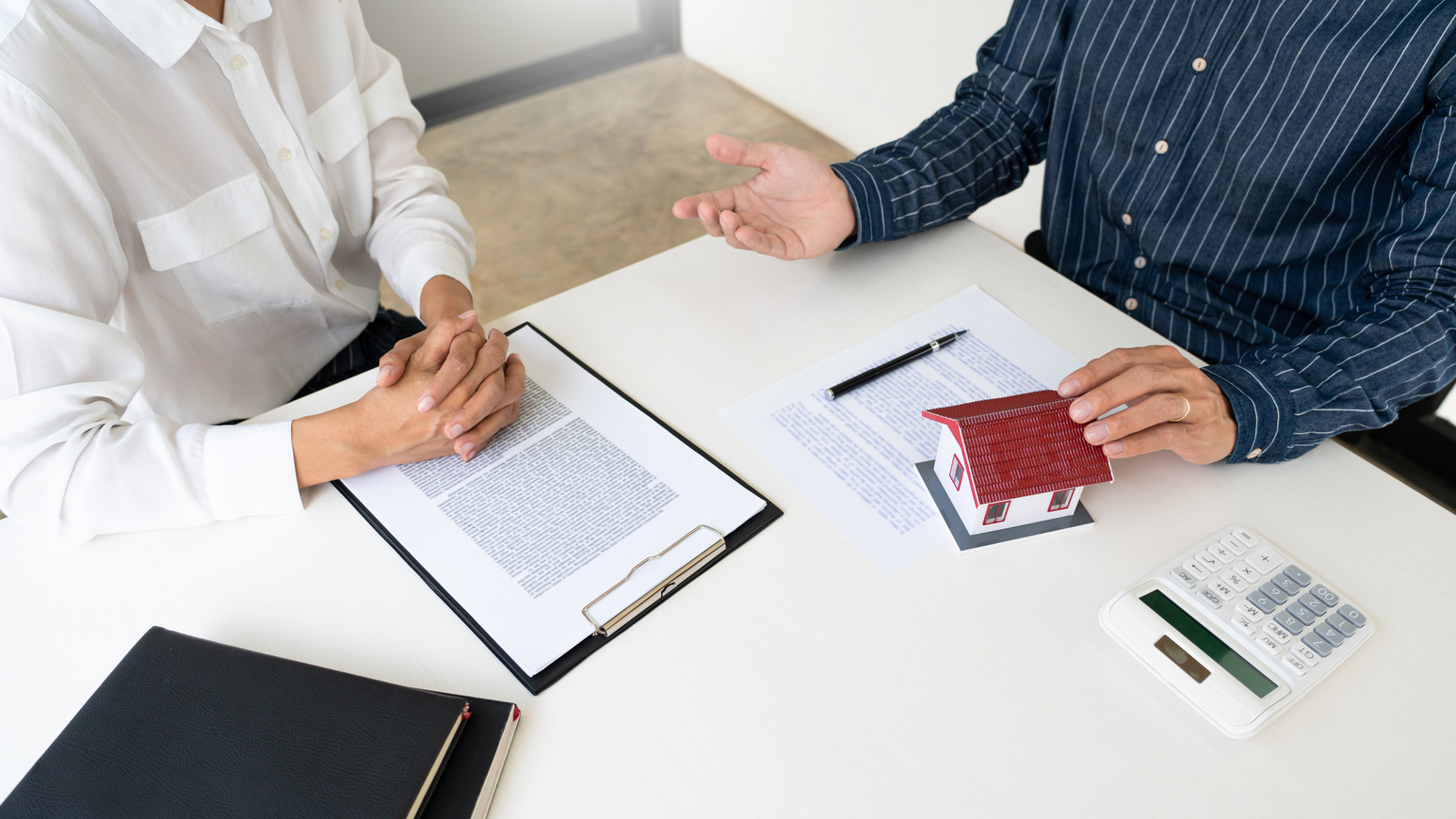 Real Estate Professional Offer House Purchase Contract to a Client